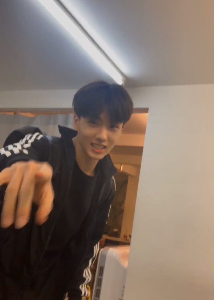 พี่รอผมแปปนึง อย่าไปไหนนะนั่งรอตรงนี้