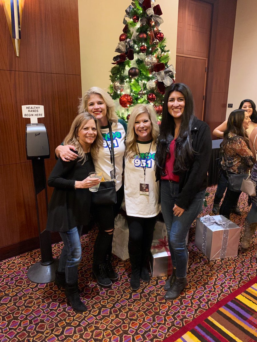 Happy 32nd Birthday <a href="/KFROGRadio/">K-FROG Radio</a> &amp; happy 8 years at the frog to me 🥳! Thank you frogfam, <a href="/walkerhayes/">Walker Hayes</a> , <a href="/JordanCWDavis/">Jordan Davis Music</a> &amp; <a href="/TenilleArts/">TENILLE ARTS</a> for such a fun night!!💚🐸📻🙌🏼 <a href="/KelliGreenKFrog/">Kelli Green</a> <a href="/KFRGHeather/">HeatherFroglear KFRG</a> <a href="/lesliefrog/">Leslie Bischoff</a> 🤗🤗🤗