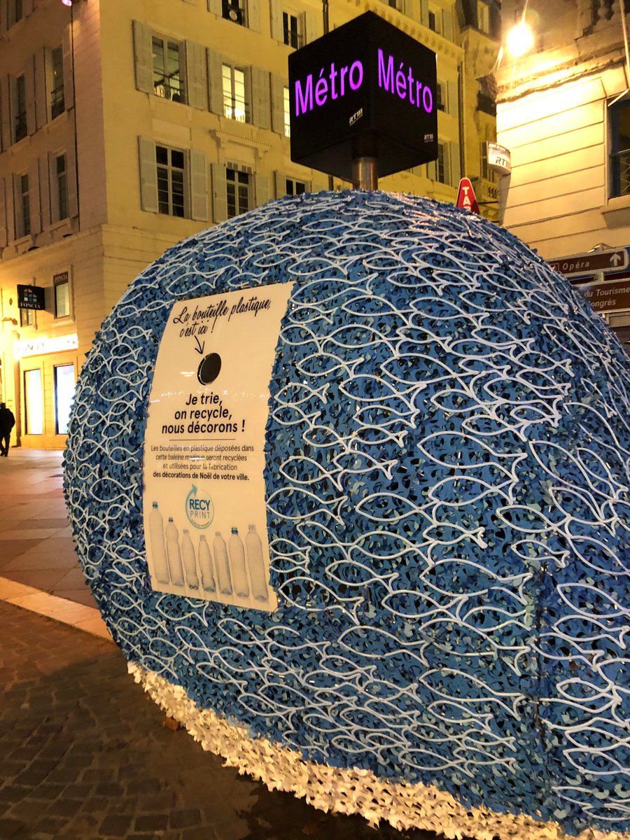 Cette année, les illuminations de Noël sont éco-responsables &amp; réalisées à partir de plastique recyclé.
🐳Avez-vous vu la baleine géante, sur le bas de la Canebière ?
Venez y déposer vos bouteilles usagées, elles seront recyclées et réutilisées pour de prochaines décorations♻️⤵️
