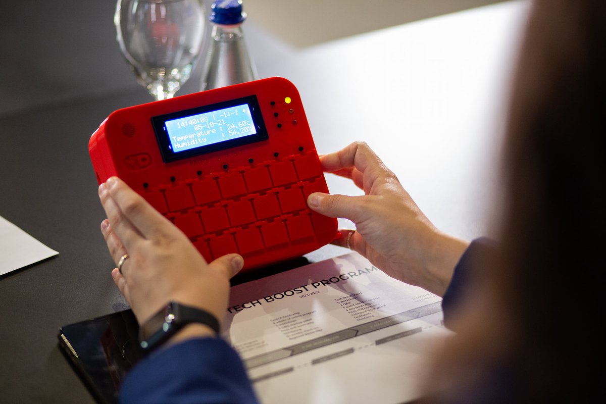 medicarebox's tweet photo. MediCare Box is a pillbox organizer with an alarm and light that helps people who forget to take medication on time. 
#startup #innovation #Medicare https://t.co/ad9QgFzGOp