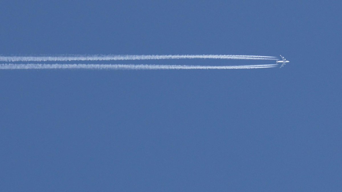 DLR_en's tweet photo. #ECLIF3 combines our ✈️ expertise with that of @Airbus, @RollsRoyce & @NesteGlobal, & builds upon the past successes of ECLIF1 & ECLIF2, which included @NASAaero as a partner. Each study has increased our knowledge 💡 on the potential of sustainable jet fuel alternatives. #FlyDay https://t.co/ExeqCr11pw
