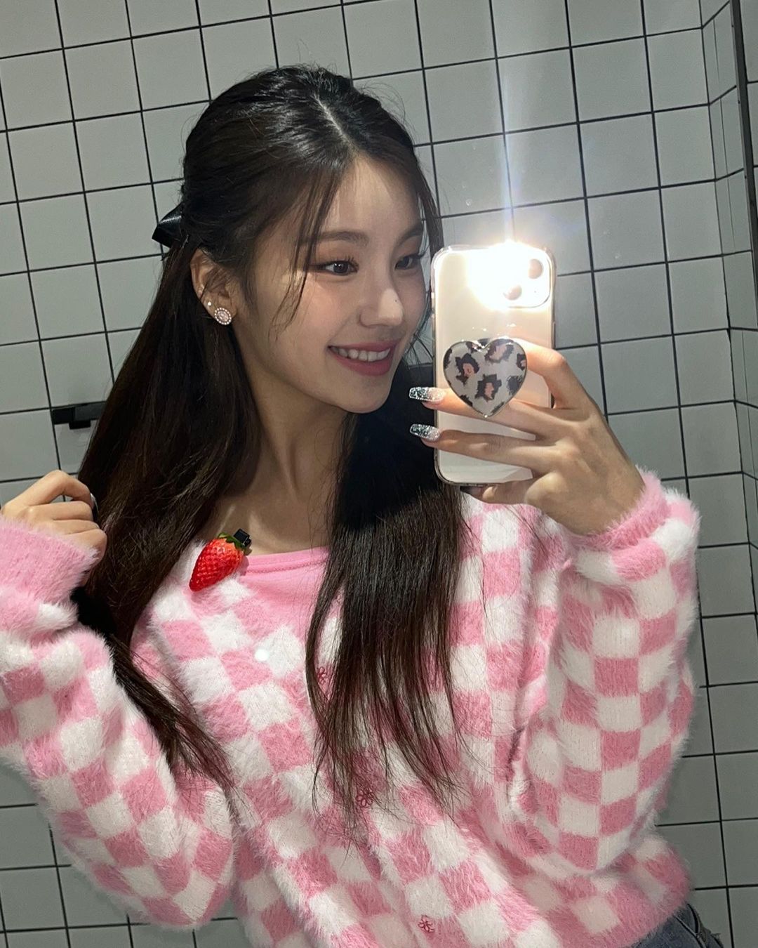 15 Times ITZY's Yeji And A Mirror Agreed That She Was The Prettiest Of