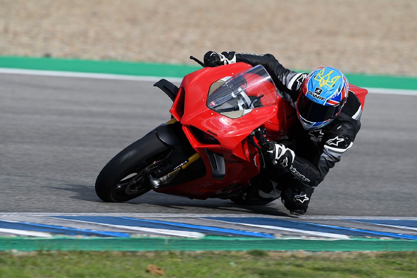carolenashbikes's tweet photo. 🗣 "For 2022, Ducati have made an amazing machine even better."

Our 2022 @DucatiUK Panigale V4S review has landed 🔥

👉 https://t.co/ZEvEzyzJ8j

#Ducati #PanigaleV4S https://t.co/ksQIYeBo4D