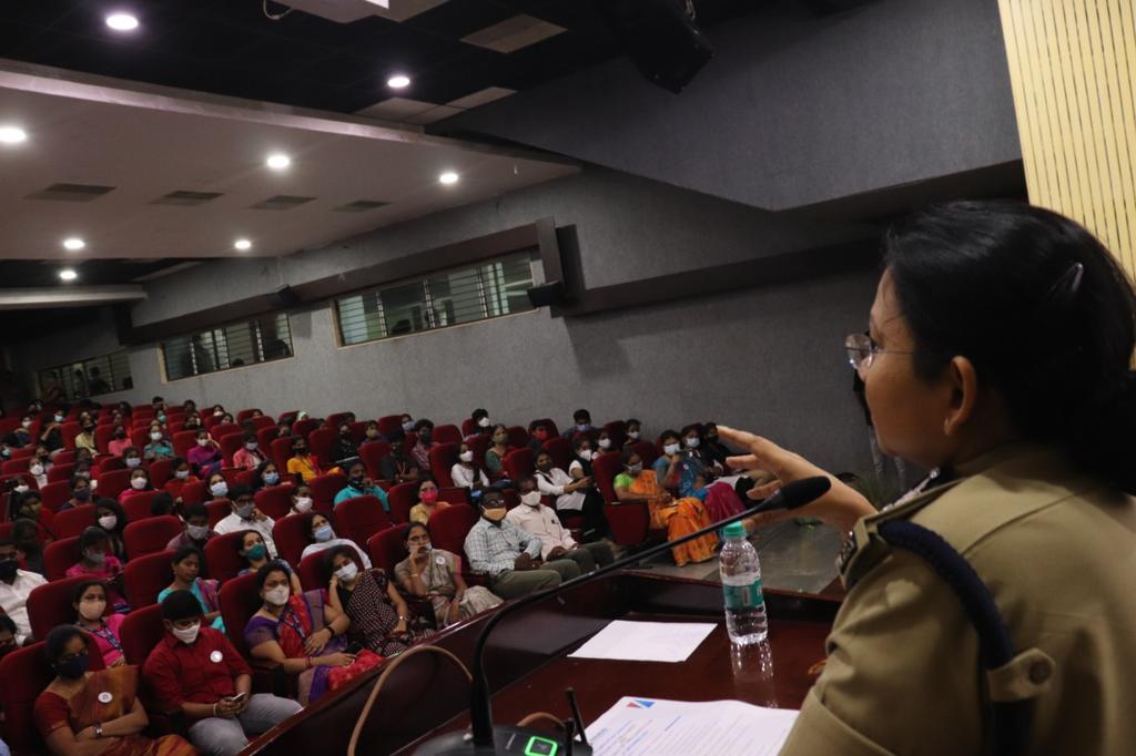 SwatiLakra_IPS's tweet photo. Interacted with the students of Anurag University. 
Starting a #GirlsSafetyClub with student volunteers who will be a bridge between the needy and the Police department. 
Overwhelming response to be student volunteers with @ts_womensafety @TelanganaCOPs https://t.co/LV0o4oYKHP