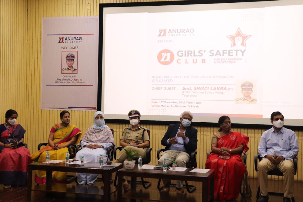 SwatiLakra_IPS's tweet photo. Interacted with the students of Anurag University. 
Starting a #GirlsSafetyClub with student volunteers who will be a bridge between the needy and the Police department. 
Overwhelming response to be student volunteers with @ts_womensafety @TelanganaCOPs https://t.co/LV0o4oYKHP