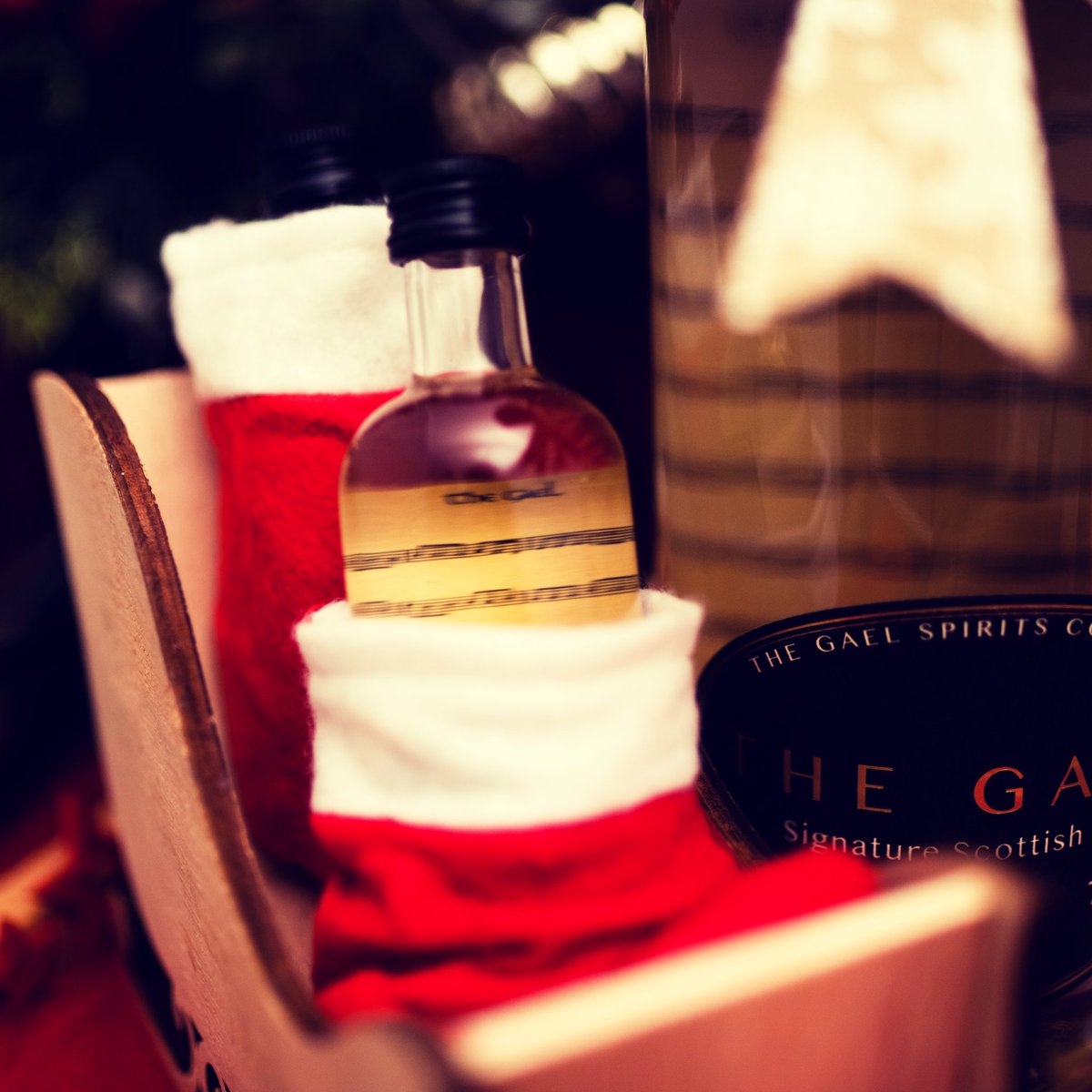It’s be-gin-ing to look a lot like Christmas 🎄 order online at thegael.co.uk and give the gift of #thegael #singlemalt #scottish #gin 🎁🎁🎁

#distinctlyscottishnotes