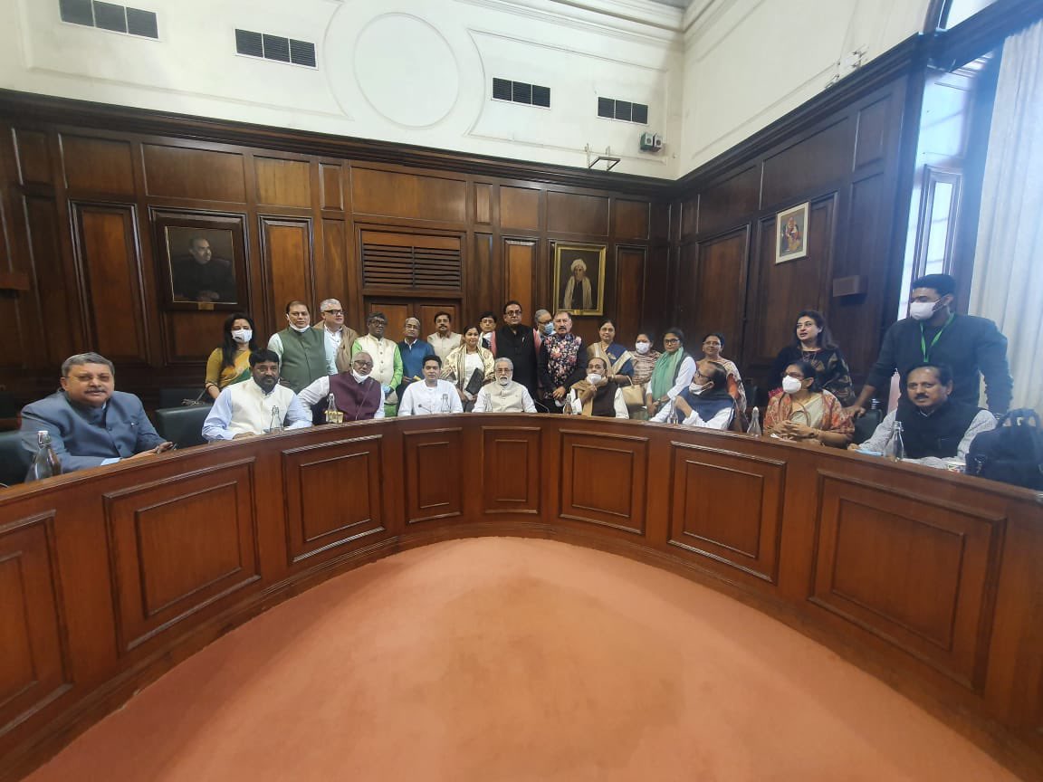 AITCofficial's tweet photo. Our Hon'ble MPs are committed towards ensuring the welfare of the people of India.

We will continue to raise our voices against the wrongdoings of @BJP4India. We will fight for our people.

Jai Hind! https://t.co/f04mbloPLm