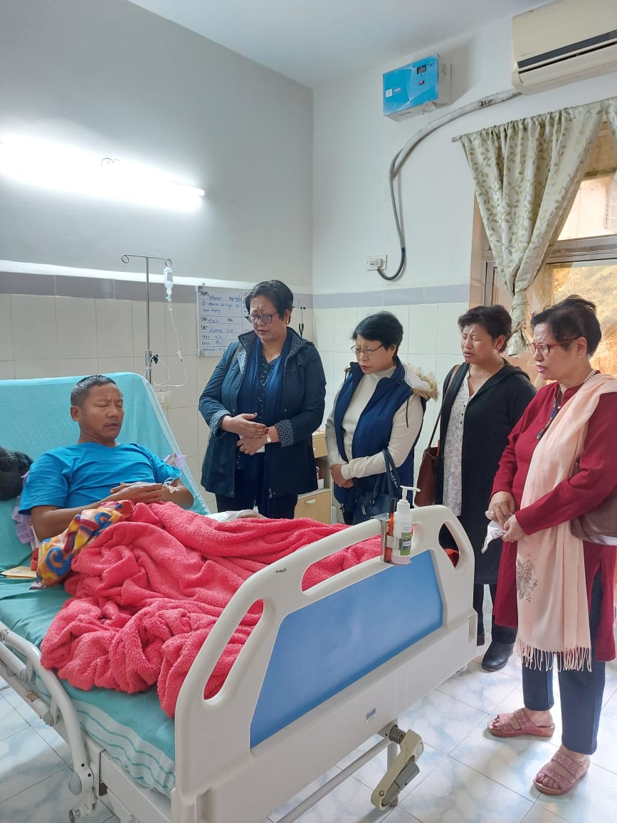 Working Presidents Mrs. Amenla Jamir and Mrs. Rebeka Walim along with Central Women members visited the injured Konyak brothers on 7th Dec 2021 at Referral Hospital, Dimapur.
They had a short prayer with the victims' families and extended a small monetary support.