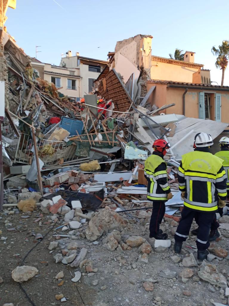 GregoryAllione's tweet photo. Tout mon soutien à l'ensemble du dispositif engagé sur l'effondrement de #Sanary-sur-Mer. Le @SDIS83 , @Pompiers_13 et @MarinsPompiers déploient tout leur savoir faire dans le sauvetage et le déblaiement.
Pensées aux familles touchées par ce terrible drame. https://t.co/vlwSaEOC4Y