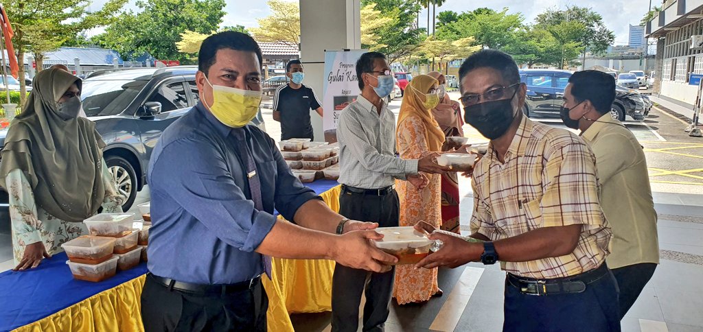 JKRTerengganu's tweet photo. Tn. Pengarah @yusufghani200 merangkap Penaung Surau AnNur diwakili TPKR (P) @HasliJKR bersama TPKR (P&amp;K) @SaigaiSuhaila dlm Program Mengagihkan Gulai Kawah kpd Warga Wisma Negeri Anjuran Surau AnNur.
@JKRMalaysia @IrZulkefly @Sabriida1 @NordinYusof71 https://t.co/uE1uurieyK