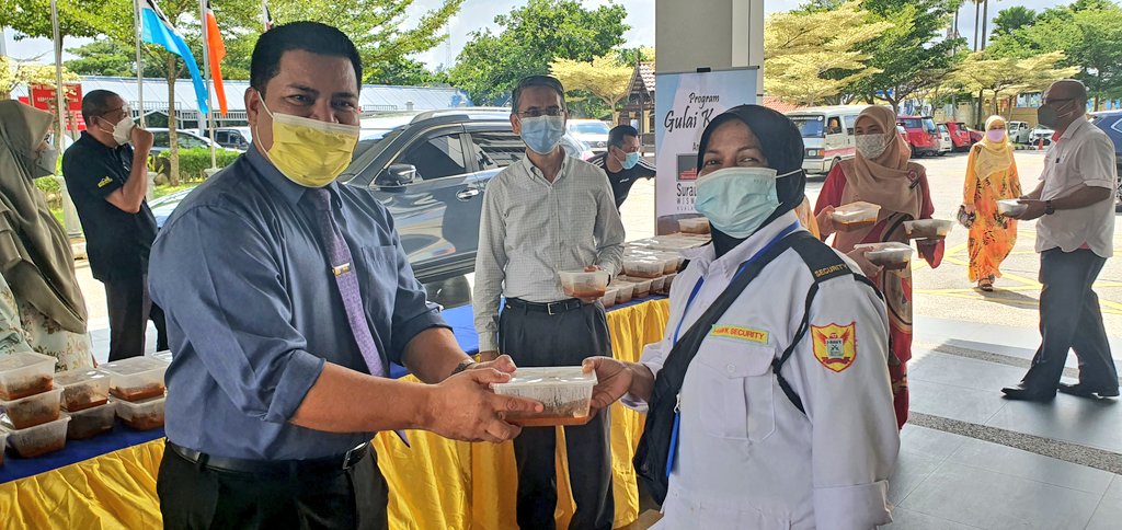 JKRTerengganu's tweet photo. Tn. Pengarah @yusufghani200 merangkap Penaung Surau AnNur diwakili TPKR (P) @HasliJKR bersama TPKR (P&amp;K) @SaigaiSuhaila dlm Program Mengagihkan Gulai Kawah kpd Warga Wisma Negeri Anjuran Surau AnNur.
@JKRMalaysia @IrZulkefly @Sabriida1 @NordinYusof71 https://t.co/uE1uurieyK