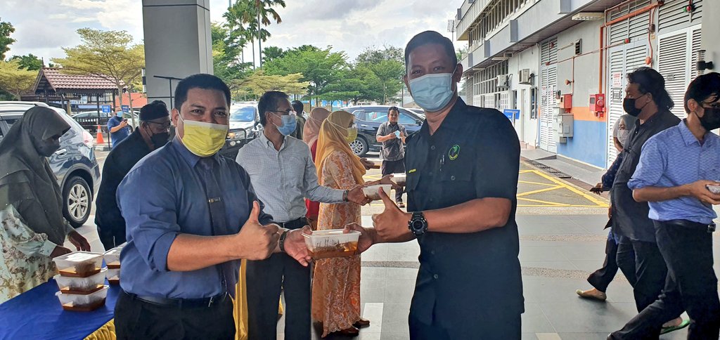 Tn. Pengarah <a href="/yusufghani200/">تذكرة</a> merangkap Penaung Surau AnNur diwakili TPKR (P) <a href="/HasliJKR/">Hasli Ibrahim (Ir. Dr.)</a> bersama TPKR (P&amp;K) <a href="/SaigaiSuhaila/">suhaila saigai</a> dlm Program Mengagihkan Gulai Kawah kpd Warga Wisma Negeri Anjuran Surau AnNur.
<a href="/JKRMalaysia/">JKR Malaysia</a> <a href="/IrZulkefly/">Mohd Zulkefly S</a> <a href="/Sabriida1/">SabriAwg</a> <a href="/NordinYusof71/">başfiyatmamışlar Bakırköy ⋞ₑ͢ẛ͢c͢ₒ͢ᵣ͢ₜ͢⋟</a>