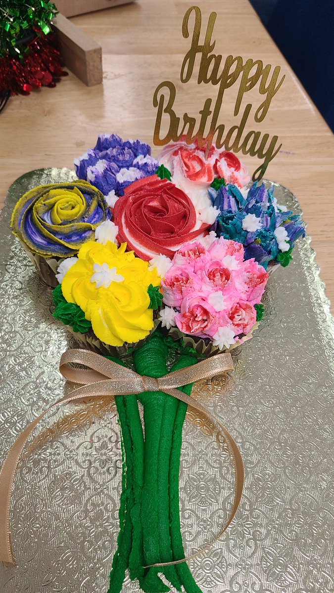 Blessed to share a birthday 🎂 month with these beautiful ladies. Thank you <a href="/meliley1130/">Melissa Leyva</a> Mrs. Leyva  for our beautiful cakes! #sehsthebest