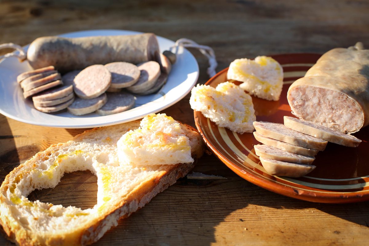 🐷La catalana del <a href="/Solerdenhug/">Soler de n’Hug</a> és un embotit de pagès elaborat amb carn dels porcs nascuts i criats a la pròpia granja. Tanquen el cercle per portar la proximitat a la vostra taula!

🎁🎄La trobareu al Lot de Nadal #Lluçanès a Taula, que podeu comprar a ➡️ comprallucanes.cat