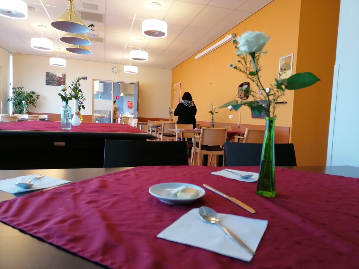 Dinsdag , afhaalmaaltijd Van Tuin Tot Bord in wijkcentrum 't Hert. 
Niet met elkaar aan tafel,wel voor 16:45 uur afhalen:
Goed gevulde groentetaart met snijbiet, boontjes en oude kaas, geserveerd met linzen en verse tuinsalade met veldsla. Bananencake. vantuintotbord.nl/de-buurtrestau…
