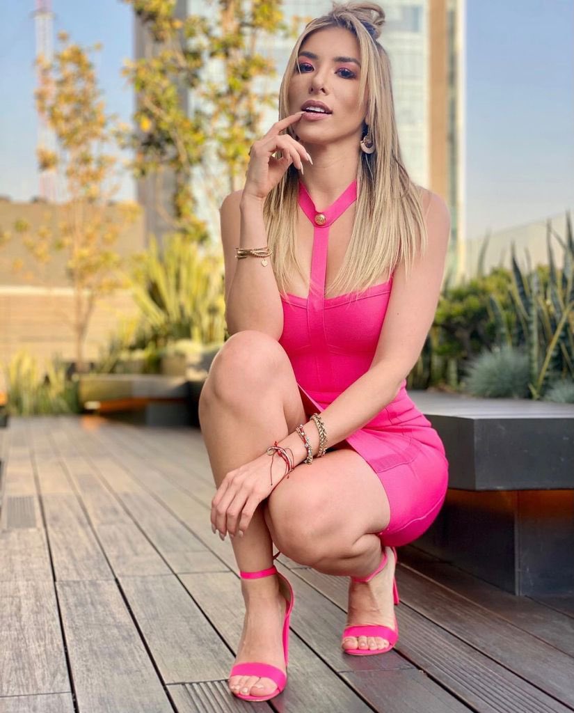 katadordeqlos69's tweet photo. Este #ElBook esta dedicado a la bella @pao_sasso
Es modelo, conductora, influencer, locutora y actriz
#PaoSasso #BarbieSasso
1/4 https://t.co/KZhgcr441b
