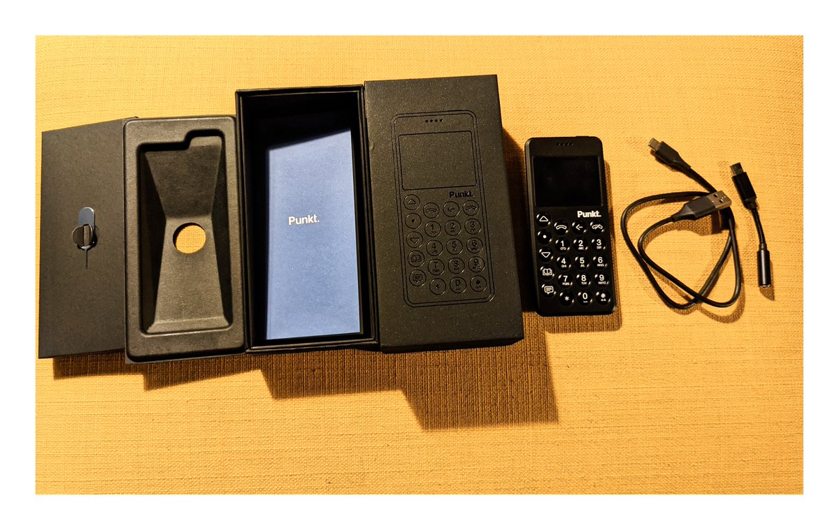 rajatsrivastava's tweet photo. Time for less distractions, social media on my terms, international calling via Pigeon (Signal) and hopefully more reading / listening / analogue photography 

Thank you @punkt #punktmp02 #minimalism #minimalist https://t.co/T7zb9qlvqA