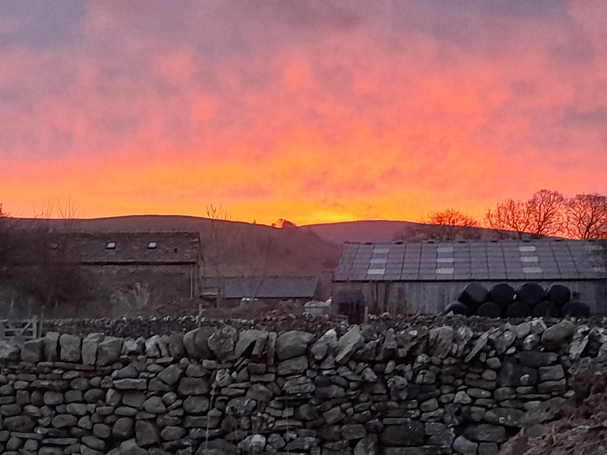 RichardStockda5's tweet photo. Calm before the next storm
#redinthemorning https://t.co/nAUJqv1ax4