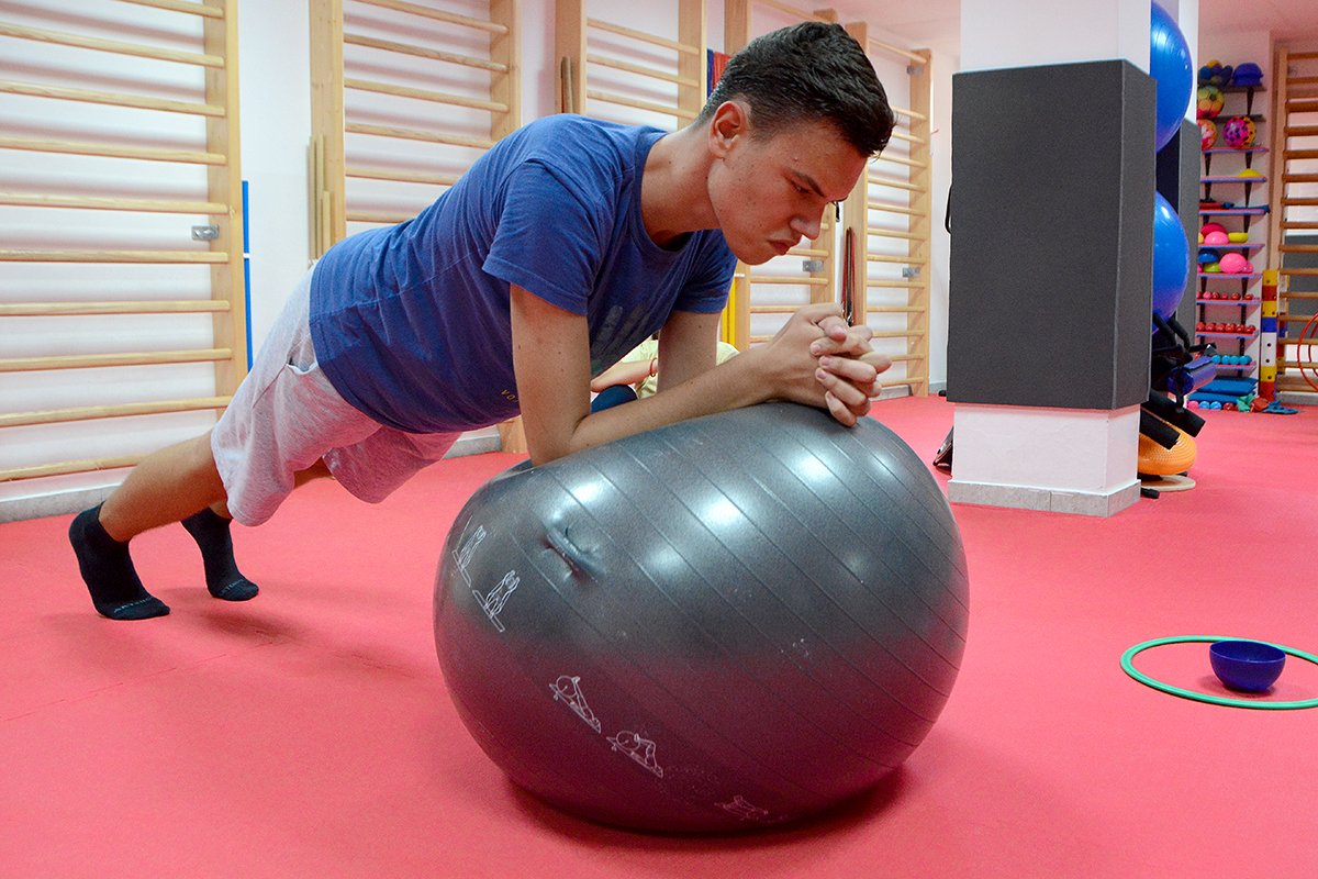 Kinesis_Mix's tweet photo. Period adolescencije jedan je od kritičnih perioda za nastanak lošeg držanja tela. Korektivna gimnastika je jedan od načina vežbanja kojim je moguće postići određene rezultate i edukovati mlade o značaju pravilnog držanja tela. #korektivnagimnastika #kinesismix #novisad https://t.co/AB1wbuVKxZ