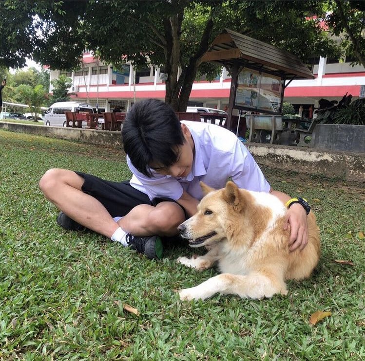 _cornton's tweet photo. โอมดูเป็นมิตรจริงๆ ㅠㅡㅠ โซอบอุ่นมาก ชอบตอนทำทรงนี้มากเลยอ่ะ หล่อ 

#ohmpawat https://t.co/XgMnkDQGJa