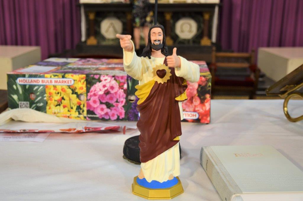 CorneliusLimmen's tweet photo. Afgelopen zondag heeft pastor Johan Olling ook liturgisch officieel het stokje aan mij overgedragen. Zoals ik al zei tijdens de dienst: we gaan er niet iets moois van maken, maar we gaan iets moois voortzetten en uitbouwen.
We gaan ervoor! https://t.co/PCIrHdxiR9