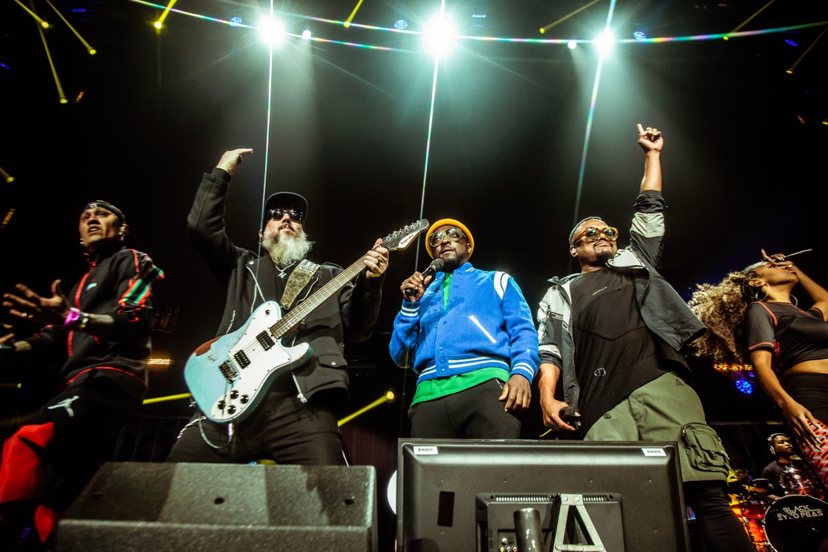 bep's tweet photo. Can't sleep over how much love we felt tonight. THANK YOU Minneapolis #KDWBJingleBall✨🙀  
@1013KDWB @iHeartRadio https://t.co/O2MD7vMzWd