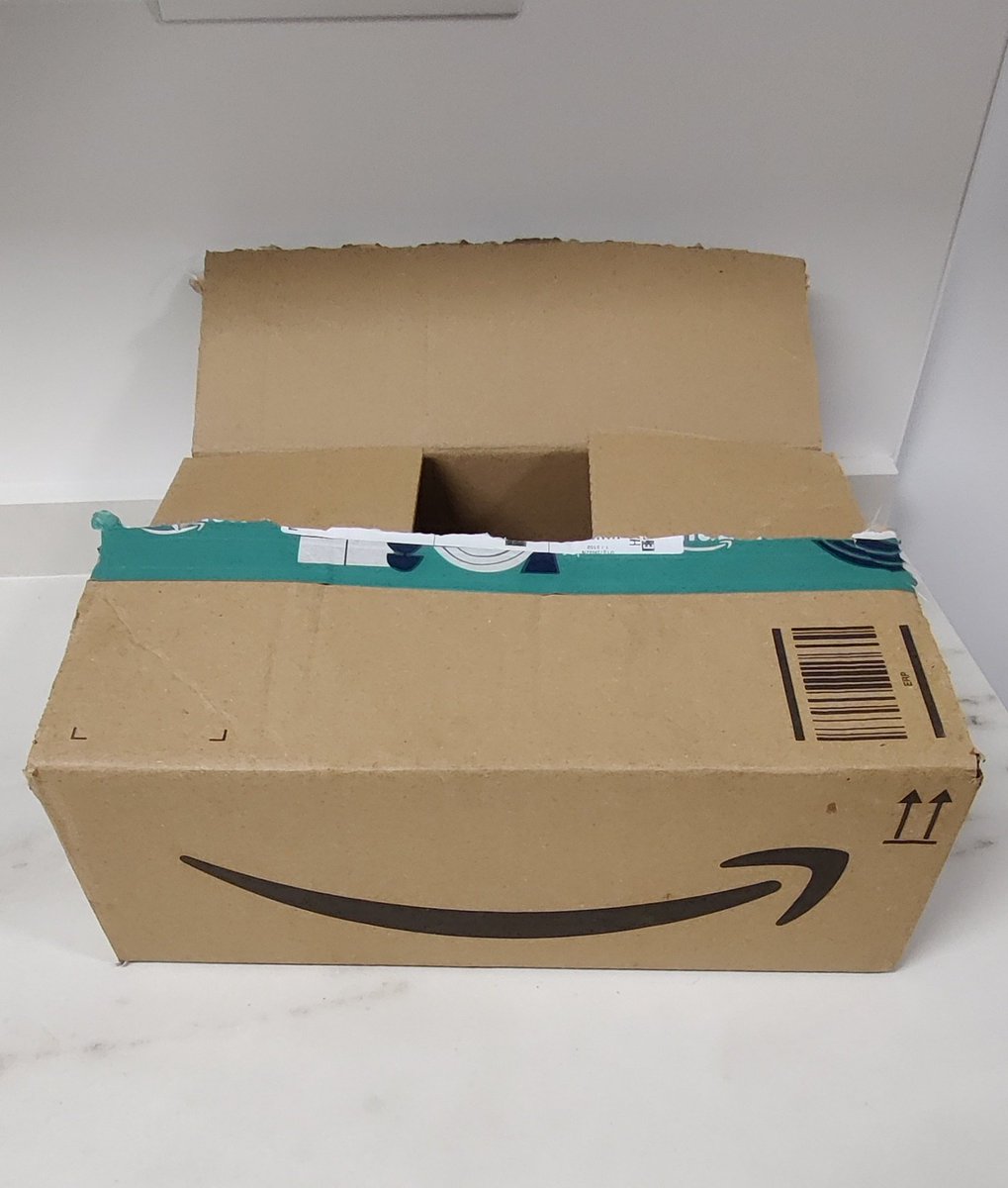 JandroFono's tweet photo. @CAC_Fnac_ESP  No puedo estar más descontento con vuestro servicio, primero mentis en la web con el stock y un mes después recibo el iPad embalado de esta manera y en una caja de Amazon. -1 @Fnac_ESP 
#AsiNo #encerrona #malapraxis https://t.co/Qiy6xQEFb4