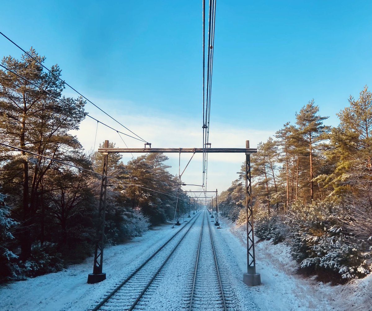 GertE72's tweet photo. Winter Wonderland โ๏ธ
#jobwithaview #spoorwegen #WINTER #sneeuw #treinleven https://t.co/CLzTMRgyhf