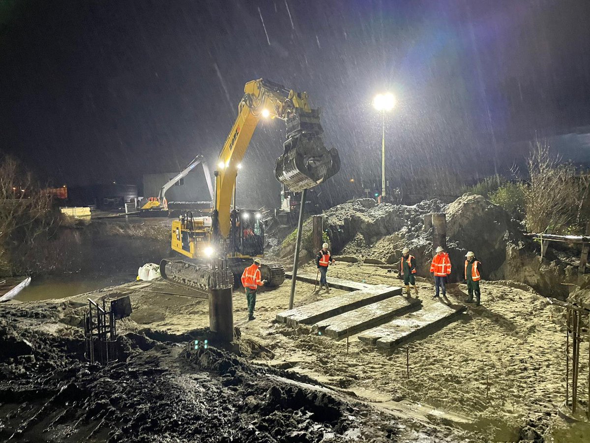 deboerendegroot's tweet photo. Afgelopen week hebben we in een treinvrije periode van 9 dagen 24/7 keihard doorgewerkt aan de bouw van een nieuwe spoorbrug op het traject Leeuwarden-Harlingen Haven. Uitgevoerd i.o.v. @ProRail.
👷‍♂️Meer info: https://t.co/ont7HsufH9

#topprestatie #waterbouw #spoorbrug #betonbouw https://t.co/wHyvJ26I09
