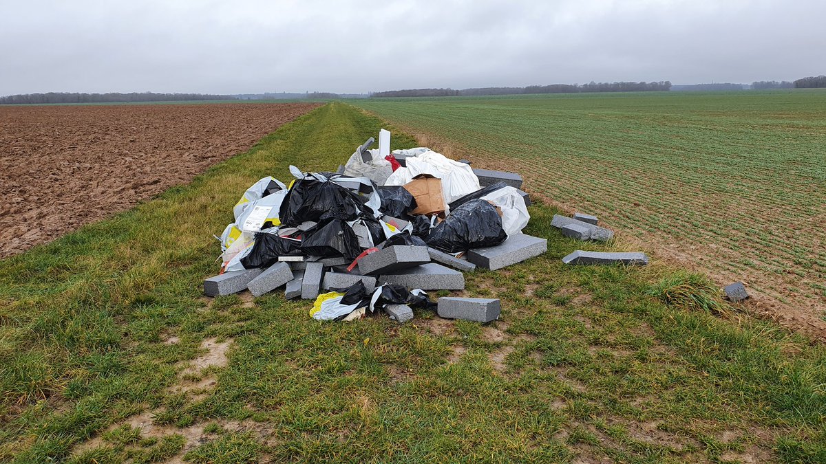 En colère 😠 ! 
Il n'y a as de mots pour traduire ce manque de respect découvert ce matin ! Il va falloir vite ramasser avant que ce tas de polystyrène atterrisse dans la plaine