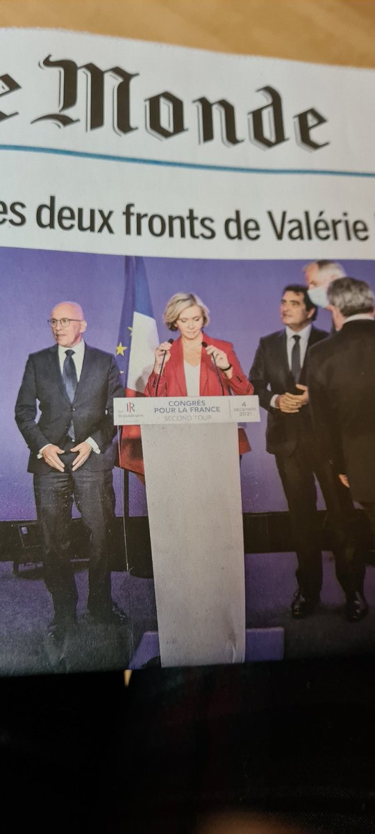 CphilipPhil's tweet photo. Je ne vais pas faire d'interprétation psy, mais quand même, curieuse posture d'Éric Ciotti sur cette photo ! Les féministes vont apprécier ... Très étonnée que personne ne réagisse dans les médias. C'est quand même à la une du journal Le Monde aujourd'hui ? https://t.co/rNzgMS6lp9
