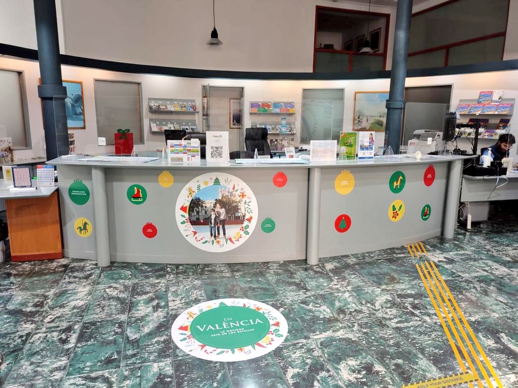 FundVisitVal's tweet photo. Nuestras oficinas de turismo ya están vestidas de #Navidad 🎉🎉 

Pásate a recoger la información turística que necesites y contágiate de nuestro espíritu navideño 🎄 

La Navidad está en los detalles. #NavidadVLC https://t.co/eybifef5y3