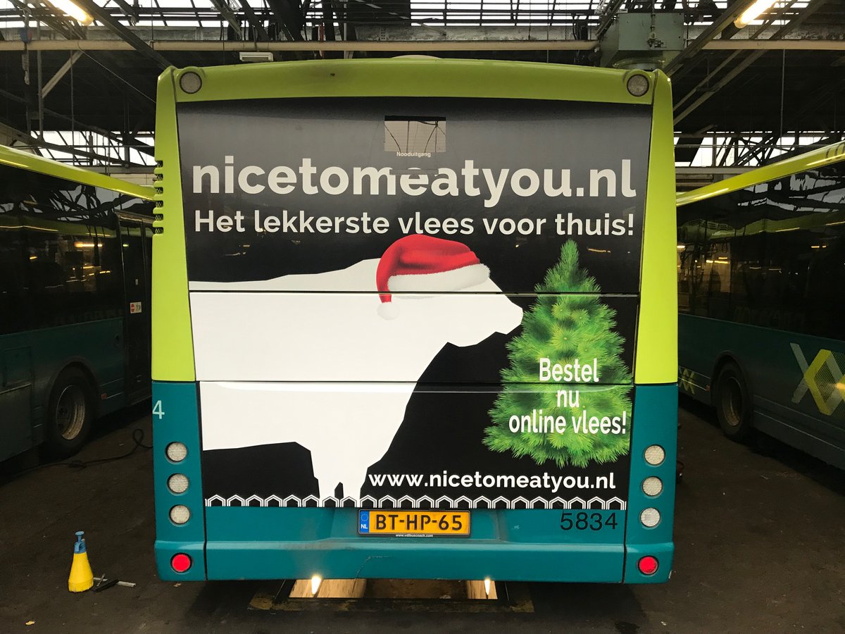 Nice2Meat's tweet image. Op de bus! In samenwerking met OV Media. Wat eet jij met de feestdagen? nicetomeatyou.nl 
#vleesbestellen #ovmedia #martijnmuis #bus #adverteren #slagerij