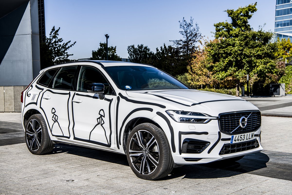 volvocares's tweet photo. En la recta final de @meninasmadrid, el #VolvoXC60 #Recharge intervenido por @artbyazzato sigue recorriendo las calles de Madrid luciendo su espectacular diseño. ¡Toda una obra de arte sobre ruedas! https://t.co/GTUMgZim1n https://t.co/N9b635SP8A