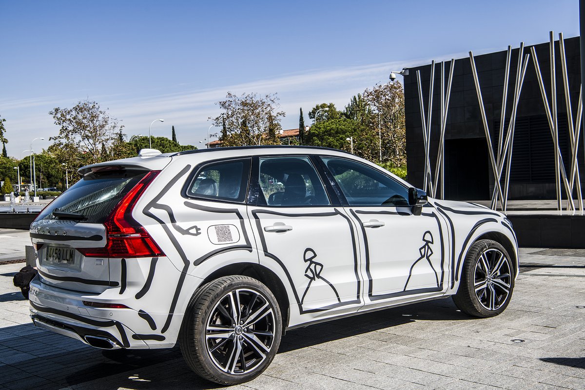 En la recta final de <a href="/meninasmadrid/">meninasmadridgallery</a>, el #VolvoXC60 #Recharge intervenido por <a href="/artbyazzato/">antonio azzato</a> sigue recorriendo las calles de Madrid luciendo su espectacular diseño. ¡Toda una obra de arte sobre ruedas! volv.es/3EAu5OW