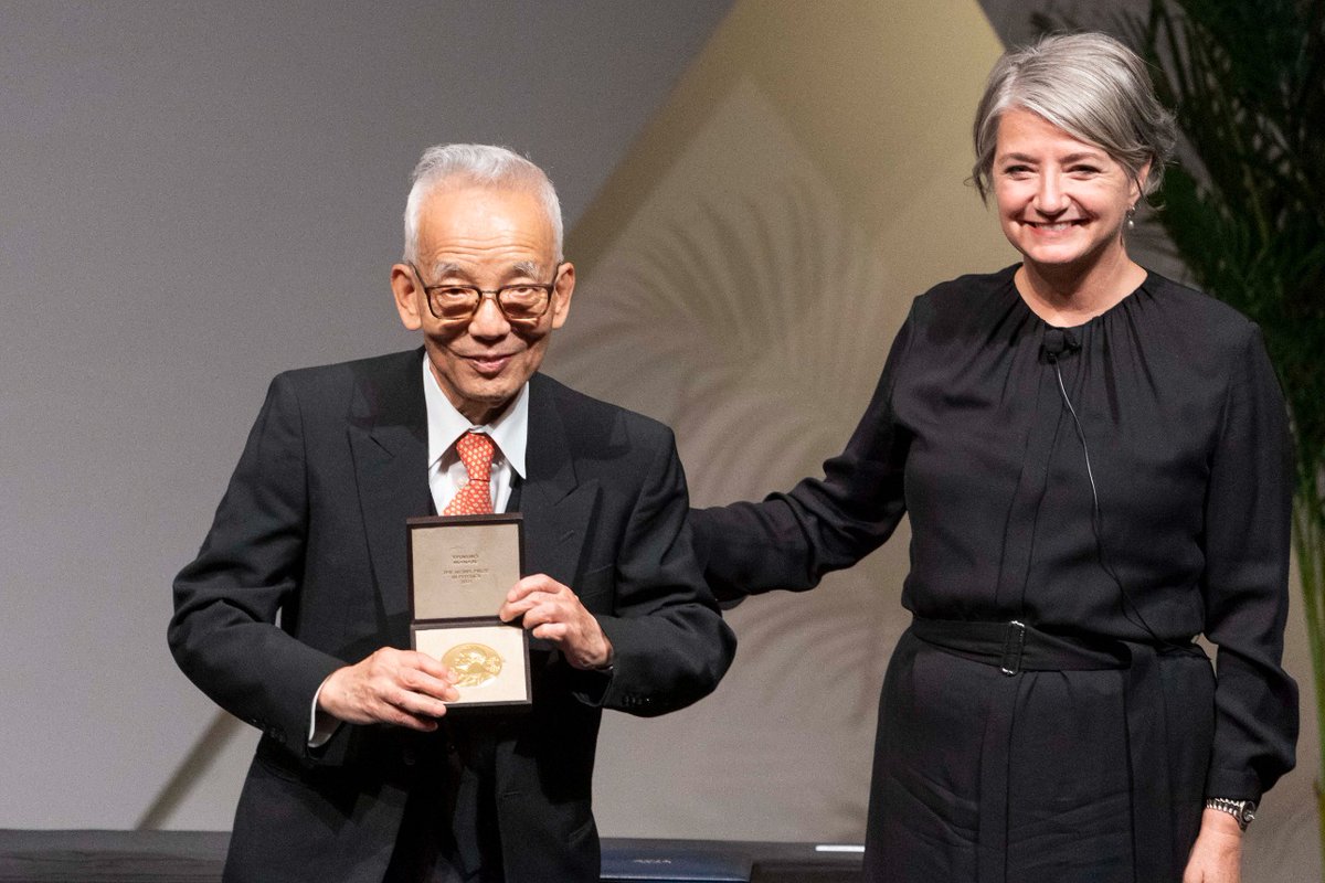 IndiaAheadNews's tweet photo. #Washington: #SyukuroManabe receives #NobelPrize in Physics from #KarinOlofsdotter Ambassador of Sweden to the United States during a ceremonial presentation at the National Academy of Sciences
@SWEambUSA https://t.co/fpB0enIgzs