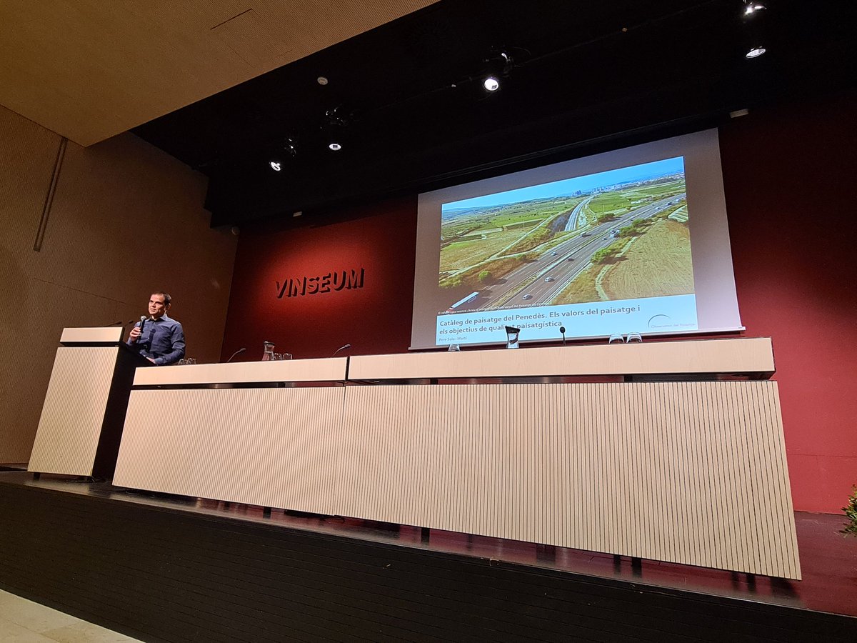 Esteve_Xavier's tweet photo. Un honor i un plaer haver participat ahir vespre des de la fila zero, en representació de l'@IEPenedesencs en la taula rodona sobre el paisatge del #Penedès. A l'acte, organitzat per #CEPvi, Pere Sala, dir. de @catpaisatge, va avançar algunes conclusions del Catàleg del Paisatge. https://t.co/yYETd96k8x