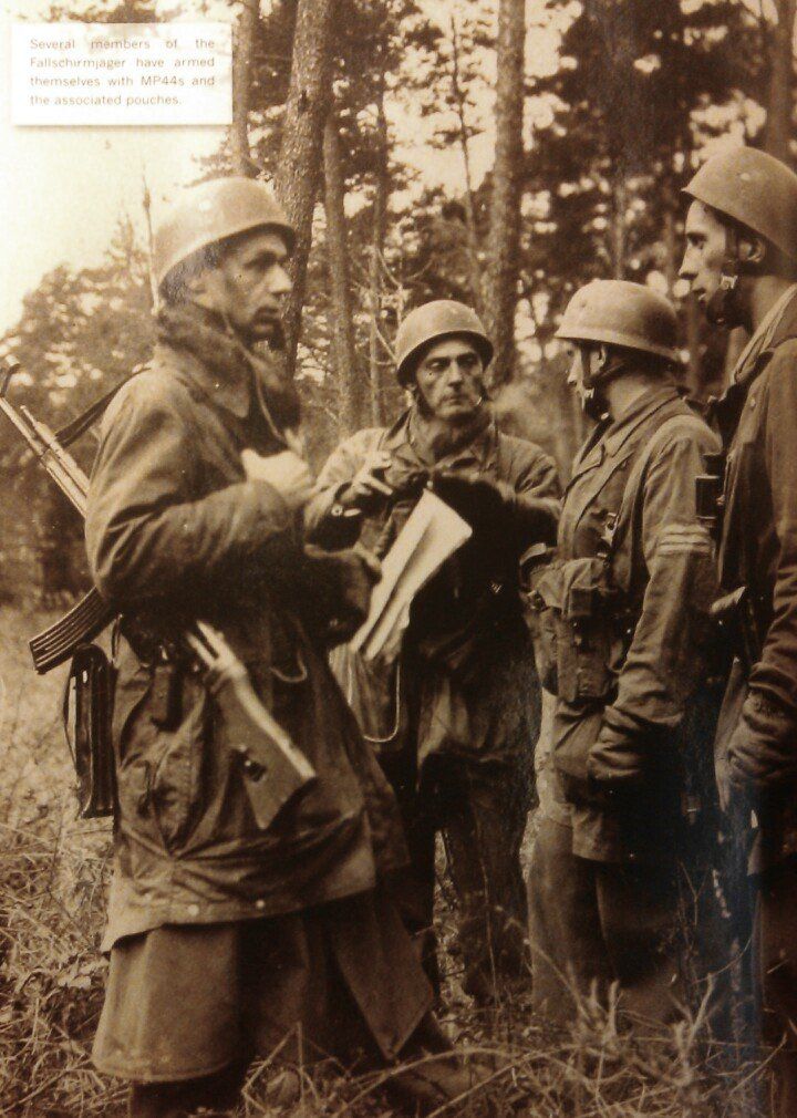 schmeisser44's tweet photo. German paratroopers and MP44 #stg44 https://t.co/TW0xvm4ZrA