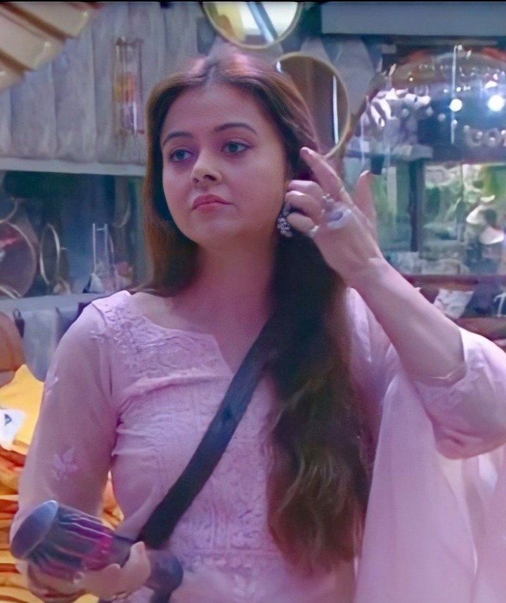 FilmyPanga's tweet photo. Rise shine and be true to yourself always .
Keep smiling keep shining 

Desi girl 😊🥰

Keep your love and support.

#devoleenabhattcharjee #devoleena #devo #omggirl #biggboss15 #bb15 #traditional #indian #simplicty #minimalist #goodmorning #devosquad https://t.co/ZKxKbXFyq5