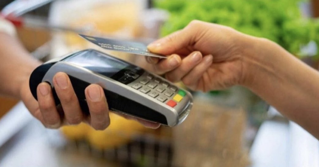 من خلال دراستي الجامعية و معرفتي بالاقتصاد و التأثيرات القادمة للاقتصاد العماني ، سوف اقوم بوضع تغريدات لتوقعي السابق بشأن صدور قرارات بالزامية الدفع الالكتروني و شرحها بطريقة مختلفة عن النظرة السطحية المعروفة لهذا القرار و تبعاته .