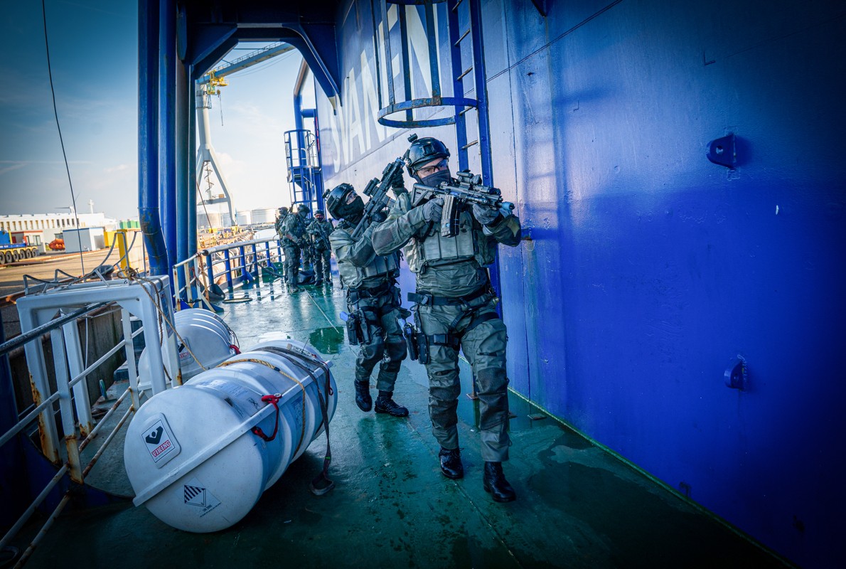 Vrijwel ongezien vanuit het water bijvoorbeeld een schip of boorplatform betreden, is werk voor de kikvorsmannen. Zowel bij daglicht als in het holst van de nacht. Na het beklimmen wordt de omgeving direct veilig gesteld en de "missie" vervolgd.

#QPO #Kracht