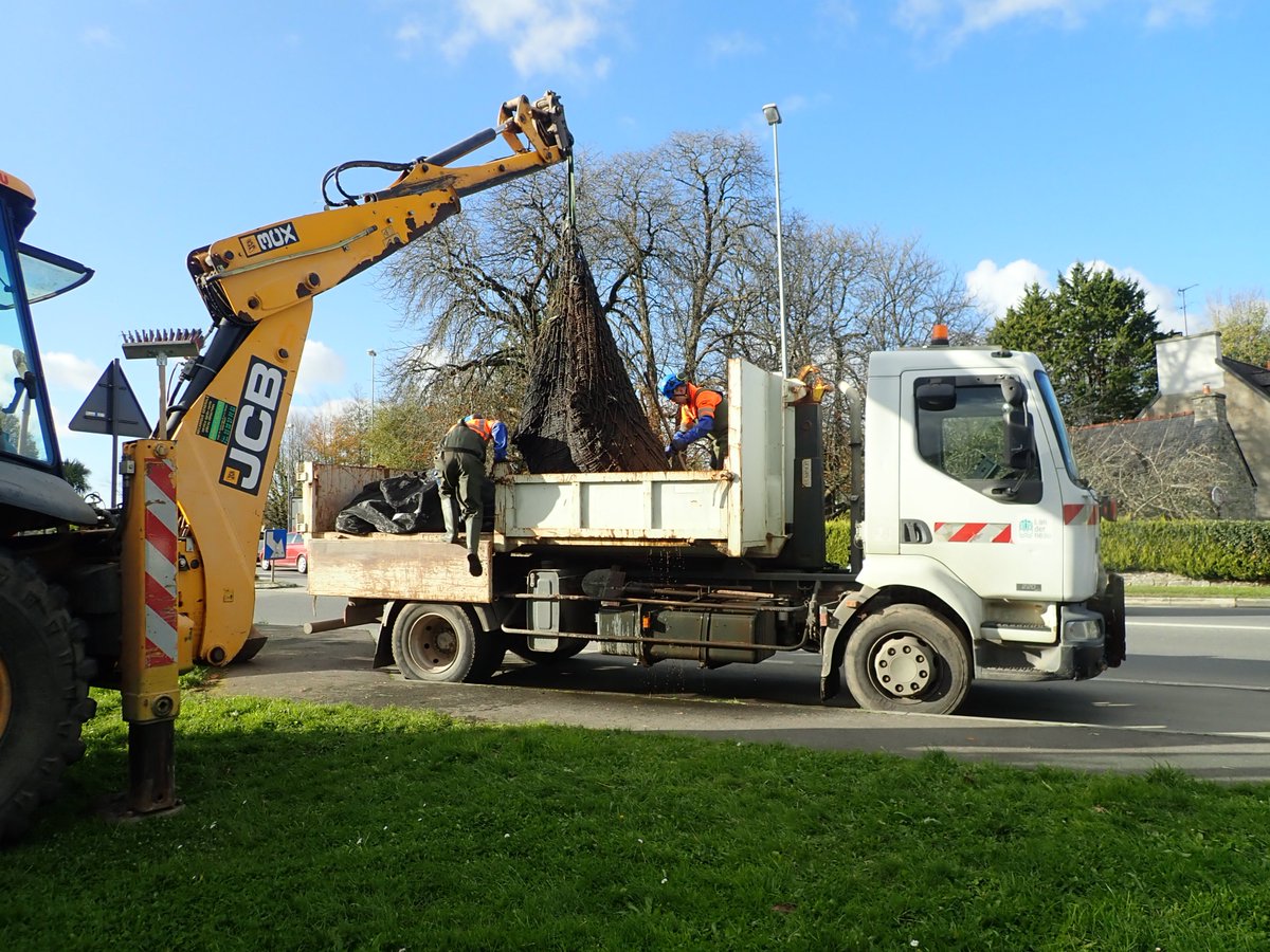 Le 25 nov nous assistions à la levé d'un #filetantidechet à <a href="/landerneau/">Ville de Landerneau</a> en présence d'1 élue, de <a href="/Pollustock/">Pollustock</a> et de maternelles. Le #filet est resté en place près d'un an. <a href="/AGSEL6/">AGSEL</a> également présente va trier et caractériser les #déchets trouvés. Merci au <a href="/Bassin_elorn/">Syndicat de bassin de l'Elorn</a>