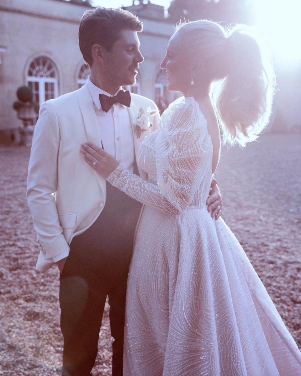 WandHmagazine's tweet photo. Stylish and chic ponytail for @becky_hayward1 second look 🤩 featuring the full wedding by @annafowlerphotog in the mag very soon! 

#wedding #realwedding #weddinginspo #weddinghair #weddinghairinspo #longsleeves #weddingdress #annafowler #annafowlerweddings https://t.co/HKP3Acl9OG