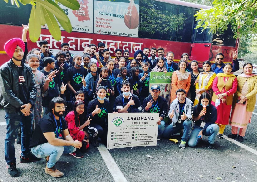 TeamAradhana's tweet photo. Blood donation camp organised by our Team Aradhana-A Ray of hope ( AAROH).
While AAROH members facilitated the process, kids being tutored by us gave moral support to the donors and at times, explained the importance of such events to the passers-by.
#jammungo
#blooddonationcamp https://t.co/rKPVZ2SuvS