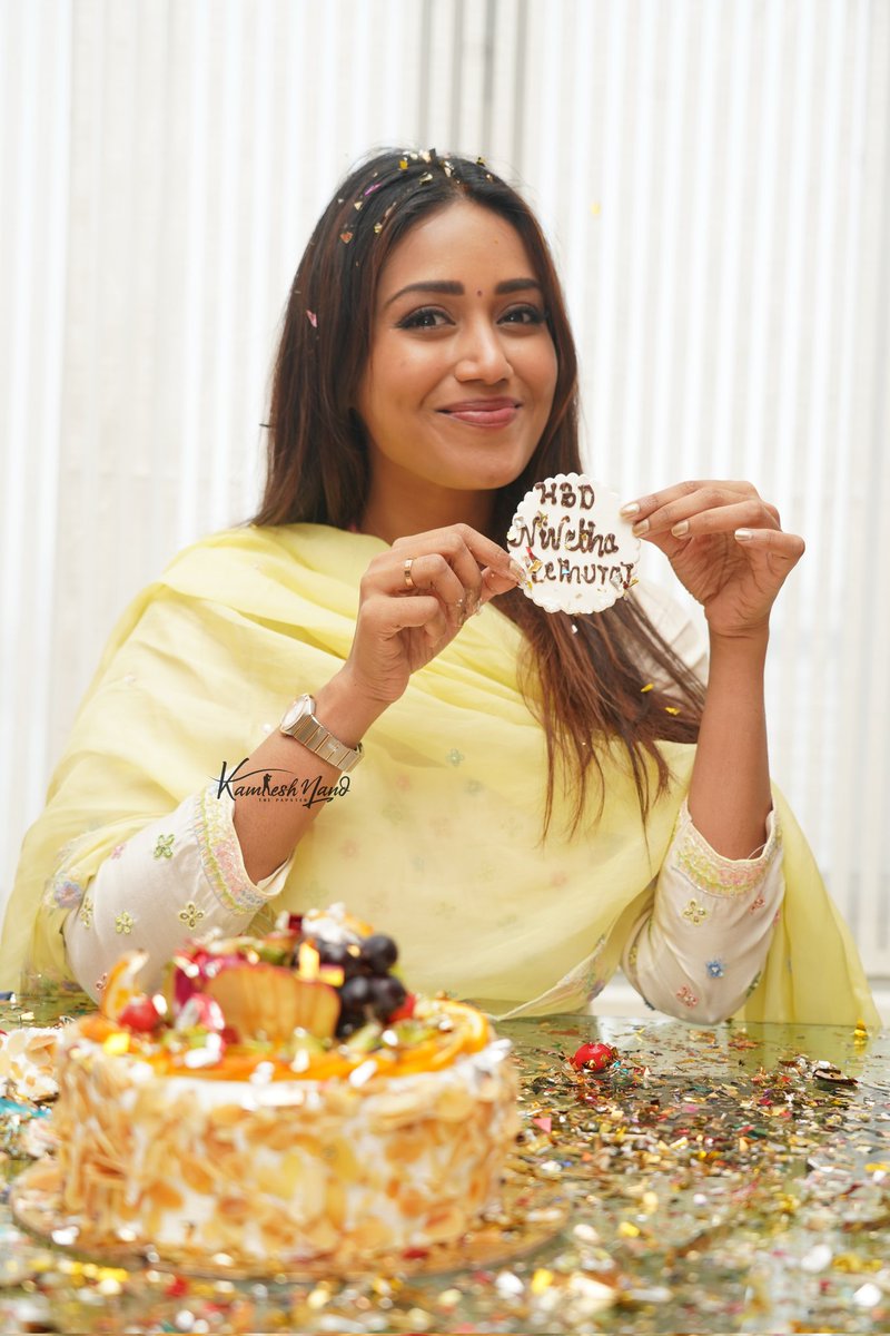 ArtistryBuzz's tweet photo. Beautiful ❤️@nivetha_tweets celebrates her birthday in Hyderabad
#happybirthdaynivethapethuraj #HBDNIVETHAPETHURAJ
@ArtistryBuzz #southpaparazzi #tollywoodcelebs #artistrybuzz #kollywood #actress #NivethaPethuraj https://t.co/JpFIpdH4xj