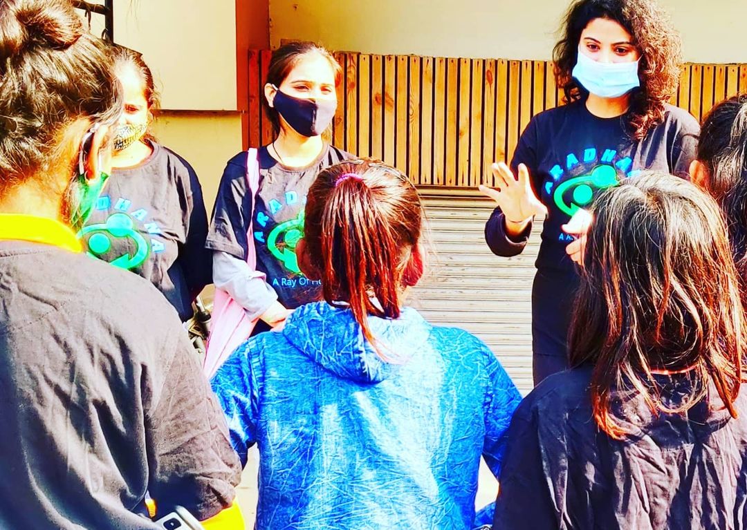 TeamAradhana's tweet photo. Blood donation camp organised by our Team Aradhana-A Ray of hope ( AAROH).
While AAROH members facilitated the process, kids being tutored by us gave moral support to the donors and at times, explained the importance of such events to the passers-by.
#jammungo
#blooddonationcamp https://t.co/rKPVZ2SuvS