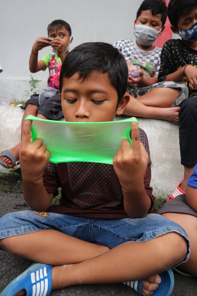 satoeatap's tweet photo. HARI SELASA HARINYA KETEMU ADIK ADIK SEROJA 😍

Yuk kakak-kakak ikut pengajaran nanti sore jam 15.30 di belakang matahari-CL
Kalo kemarin adik-adik belajar membuat slime, nanti sore mereka bakalan diajarin bikin gunung berapi nih, pasti bakalan seruu!!! 🤩 https://t.co/hElZlvCNR9