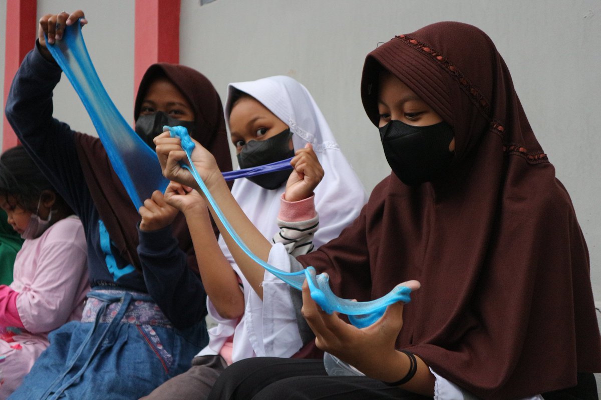 satoeatap's tweet photo. HARI SELASA HARINYA KETEMU ADIK ADIK SEROJA 😍

Yuk kakak-kakak ikut pengajaran nanti sore jam 15.30 di belakang matahari-CL
Kalo kemarin adik-adik belajar membuat slime, nanti sore mereka bakalan diajarin bikin gunung berapi nih, pasti bakalan seruu!!! 🤩 https://t.co/hElZlvCNR9