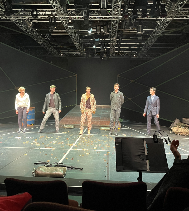 fonds_daku's tweet photo. Die #BackForGoodTour geht in ihre letzten Wochen. Birte Sonnenberg war in Weimar bei „Hannibal“ im Rahmen von @KTheaterprojekt: Im Zentrum steht Rico, ein KSK-Soldat, der sich im Glauben, »Großes« für sein Land zu leisten, in rechtsextremistische Verschwörungsmythen verrennt. https://t.co/7fHr9evzUn