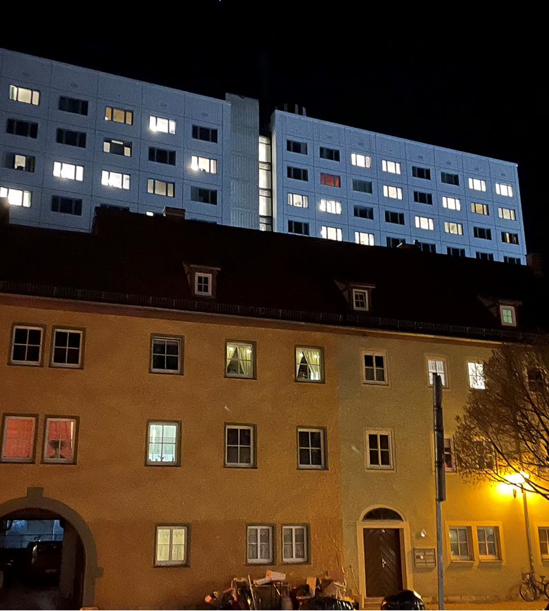 fonds_daku's tweet photo. Die #BackForGoodTour geht in ihre letzten Wochen. Birte Sonnenberg war in Weimar bei „Hannibal“ im Rahmen von @KTheaterprojekt: Im Zentrum steht Rico, ein KSK-Soldat, der sich im Glauben, »Großes« für sein Land zu leisten, in rechtsextremistische Verschwörungsmythen verrennt. https://t.co/7fHr9evzUn